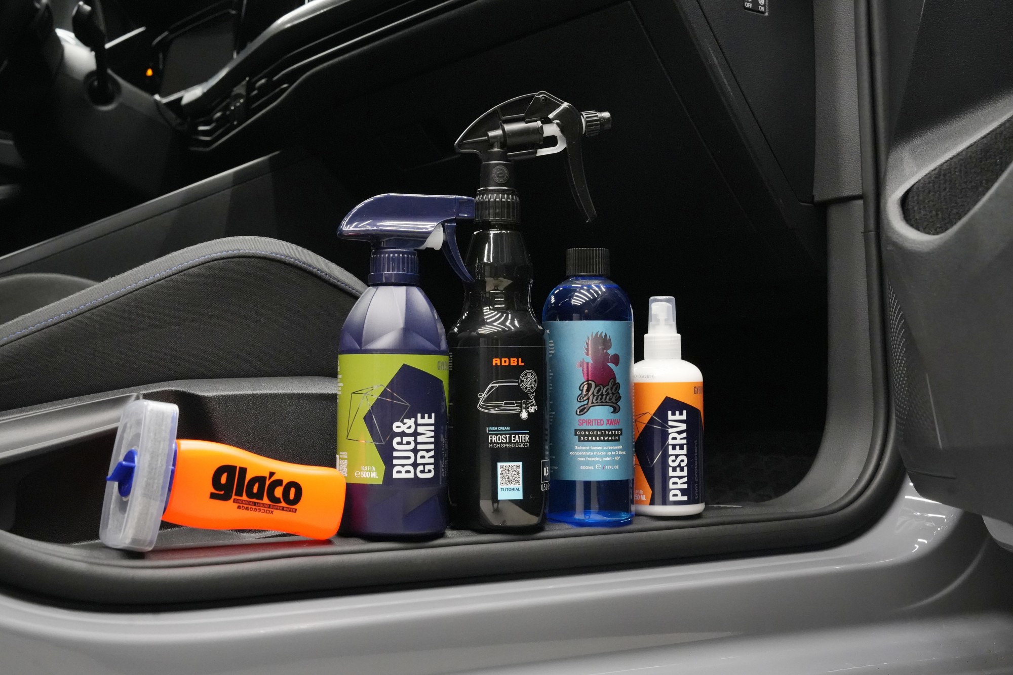 Autóápolás télen: 5 segédeszköz, amely megkönnyíti az életét